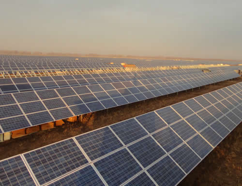 Paneles instalados en una planta solar fotovoltaica