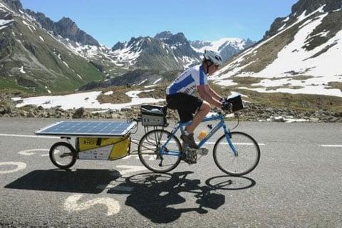 Florian Bailly en su bicicleta eléctrica solar