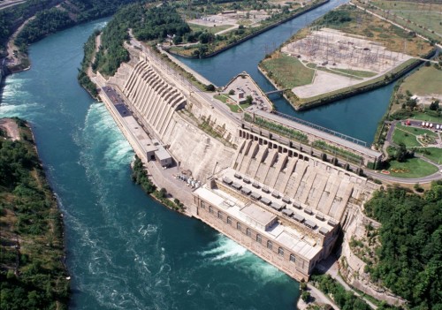 Presa del Niágara (Canadá) que almacena poca agua pero produce mucha electricidad debido al desnivel.